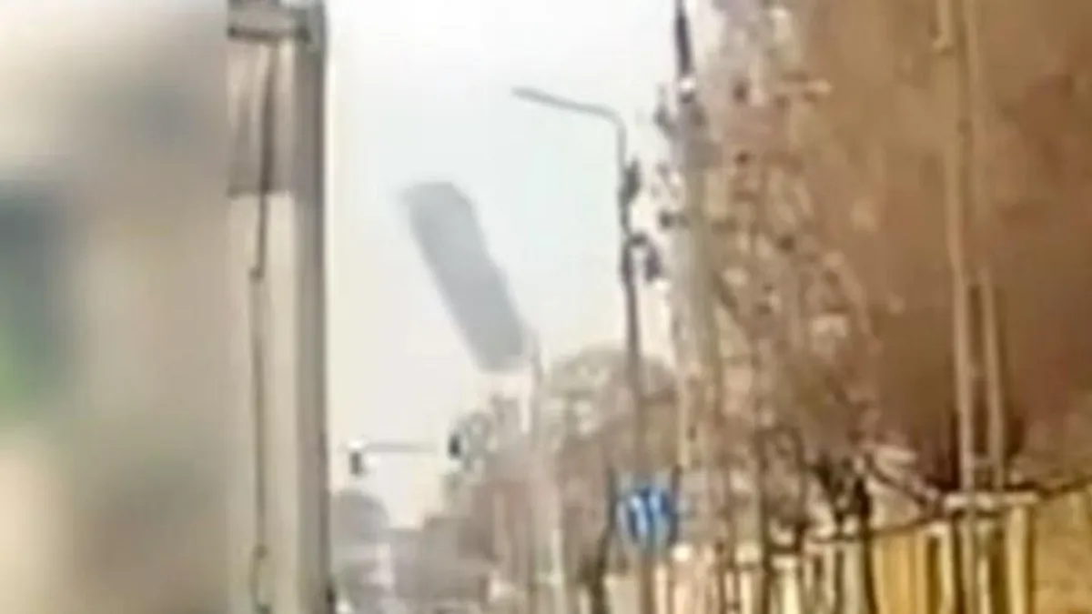 Kikanyarodott egy kamion a Gyömrői útra, hatalmas jégtömb zuhant le róla az úttestre - videó