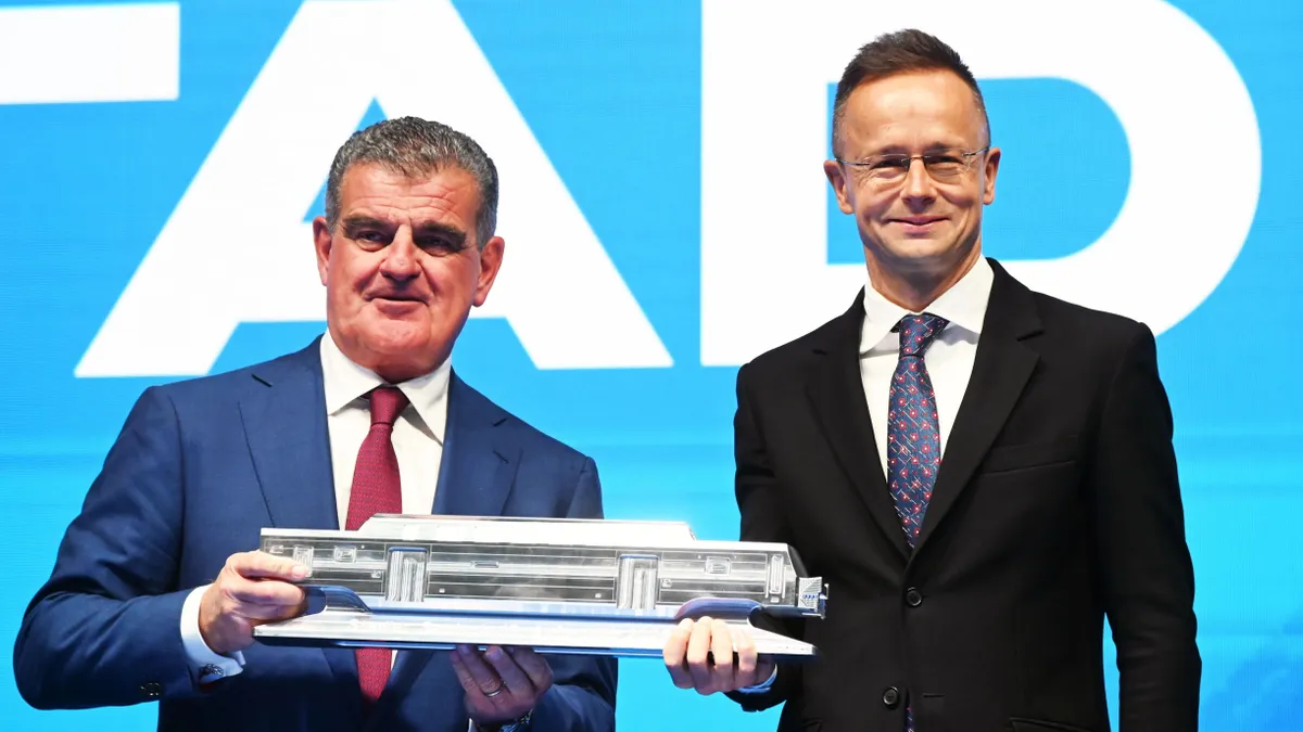Szijjártó Péter: Fontos mérföldkövet jelent a Stadler Szolnok Kft. friss beruházása