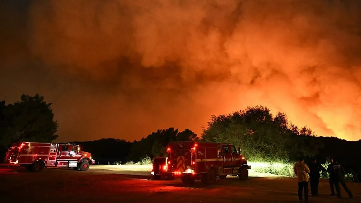 Emberek százai váltak nincstelenné a Los Angeles-i tűzvészben, már a sztárok is kirúgnák a polgármestert