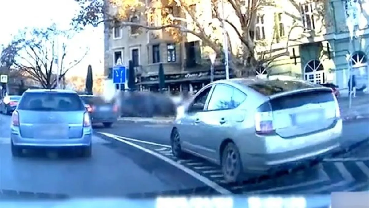 Megőrült egy autós a Döbrentei térnél, egymás után mutatott be hajmeresztő manővereket - videó