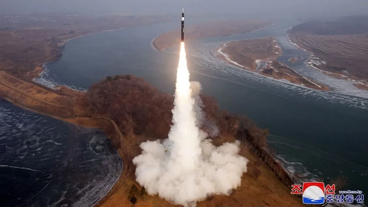 Észak-Korea megerősítette: hétfőn új közepes hatótávolságú rakétát teszteltek