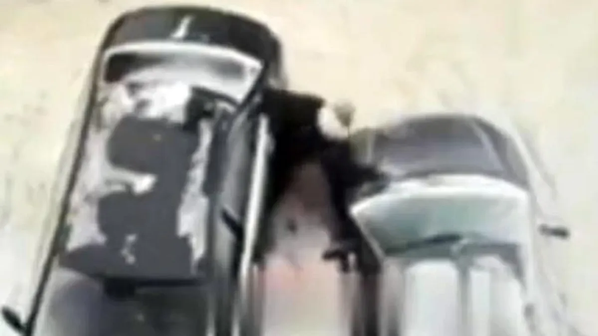 Részegen haza akart botorkálni, rossz nézni, hányszor zuhant be két parkoló autó közé - videó
