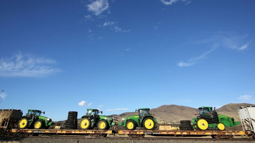 A John Deere által forgalmazott mezőgazdasági gépeket szállítanak tehervonaton Idaho államban (illusztráció)