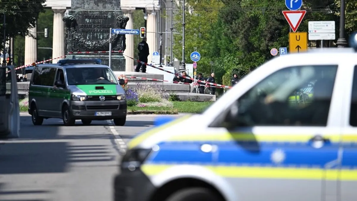 Tömegével gyújtják fel a rendőrautókat Münchenben