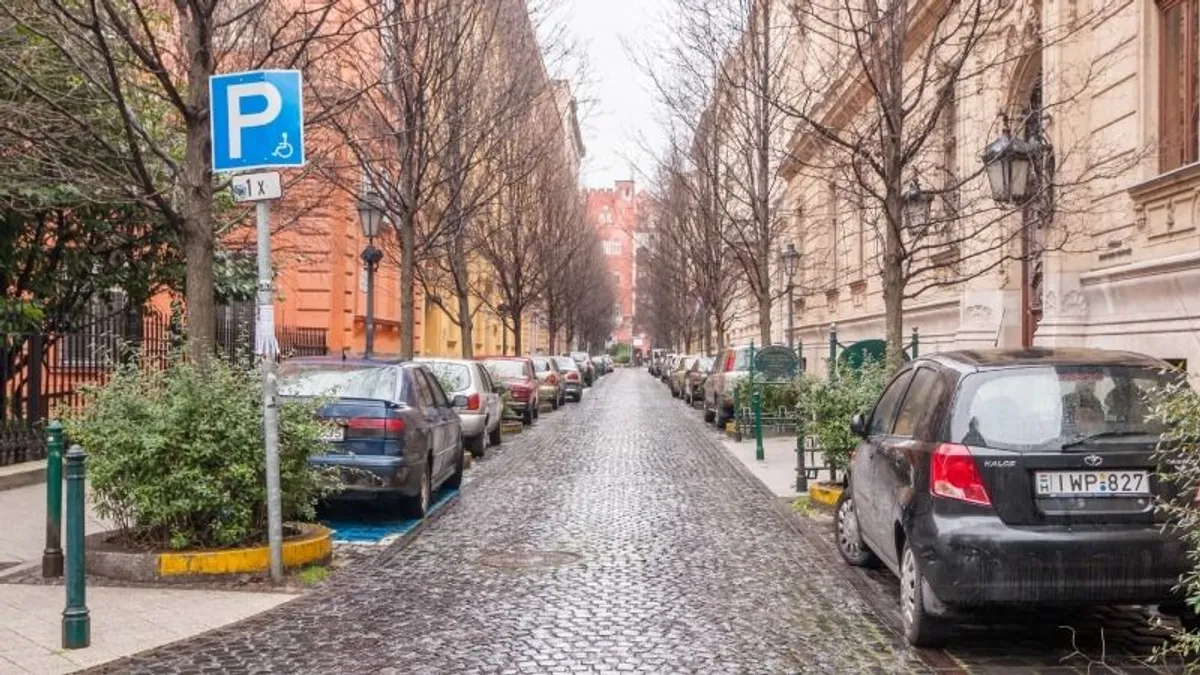 Brutálisan nőnek a parkolási díjak Budapesten Karácsony és a Tisza Párt miatt - videó