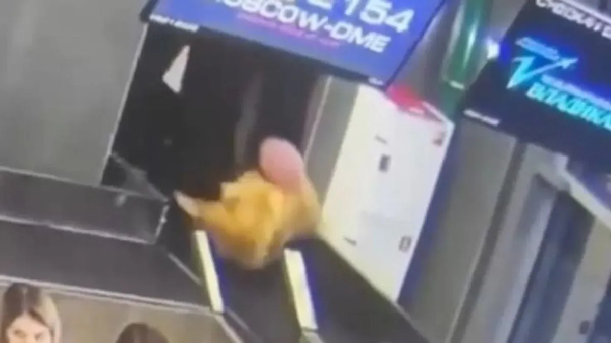 Egy nőt beszippantott a repülőtéri csomagszállító szalag Oroszországban - videó