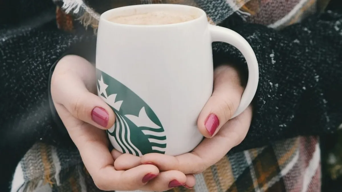 A Starbucks visszavezeti kávézóiba a vendégek kedvencét