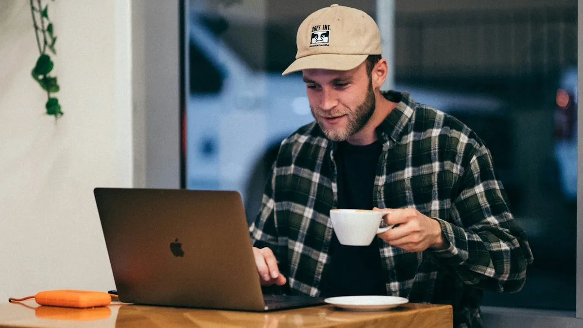 laptop notebook számítógépezés macbook wifi internetezés kávé kávézás kávézó