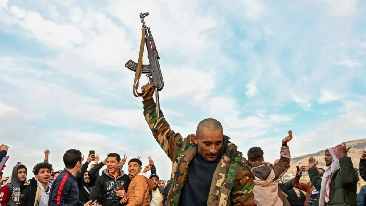Mit kell tudni a terroristacsoportról, amelyet Magyar Péter álhírekkel akart Magyarországra szabadítani?