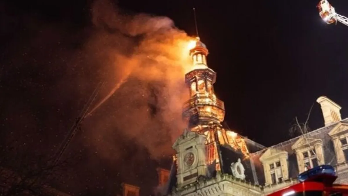 Hatalmas tűz pusztított a párizsi városházán, 150 tűzoltó küzdött a lángokkal - videó