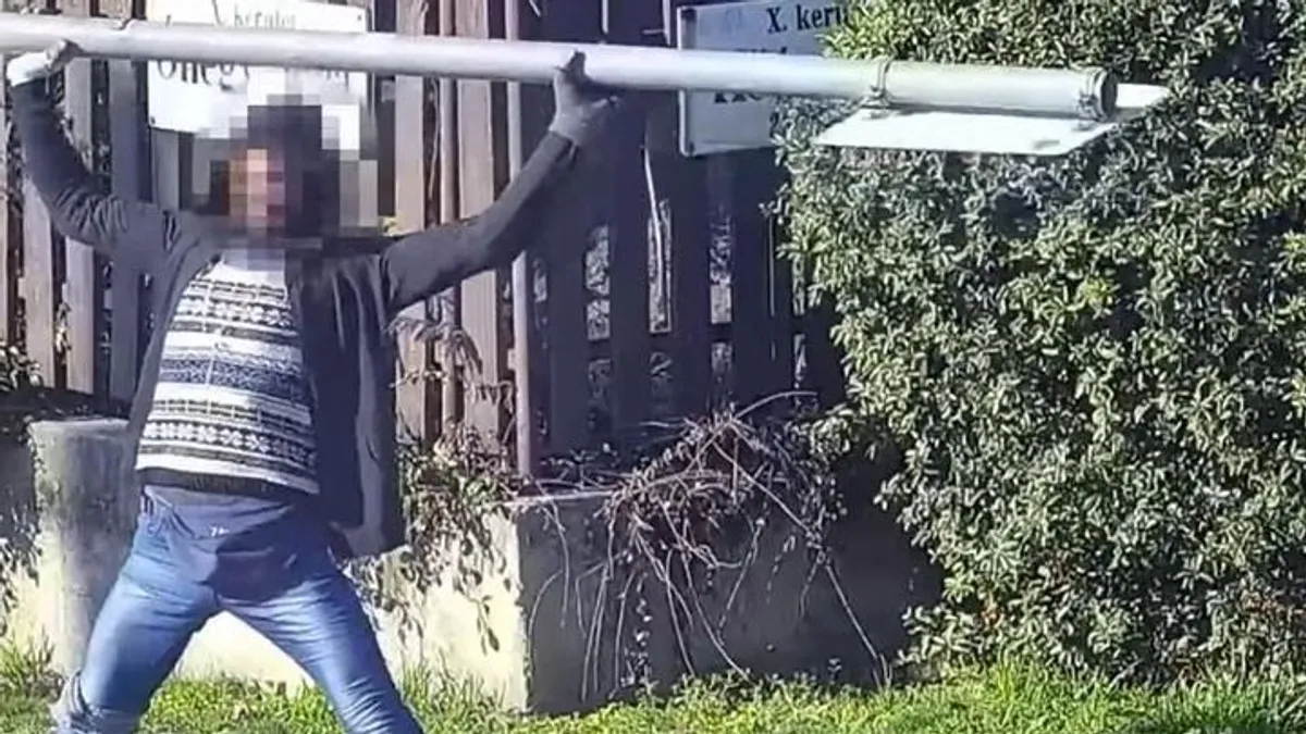 Kitépett közlekedési táblával súlyzózott egy kőbányai körforgalomban, börtönbe kell mennie - videó
