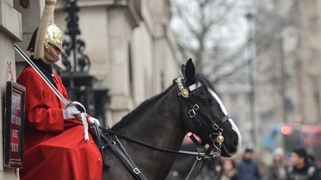 Egy lovas őr London belvárosában - Nagy-Britannia kiterjeszti az elektronikus beutazási engedélyt további országokra