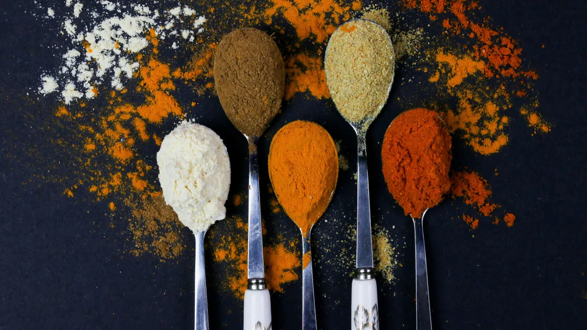 Műanyagdarabok lehetnek ezekben a fűszerekben, nehogy egyen belőlük!