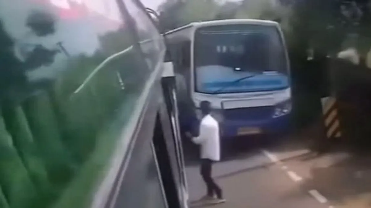 Buszok közé szorult egy indiai férfi, hajszálon múlt az élete - videó