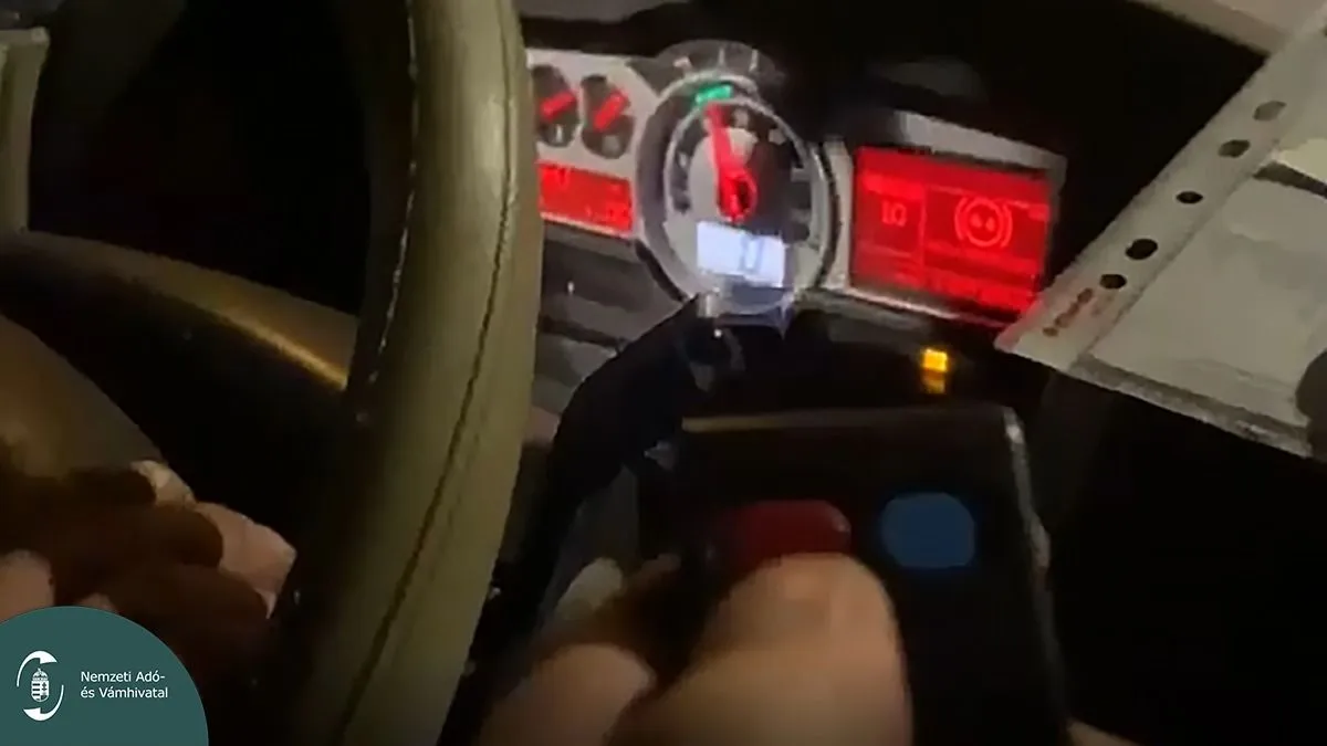 Alsónadrágba rejtett kütyüvel csalt egy kamionos az M7-esen - videó
