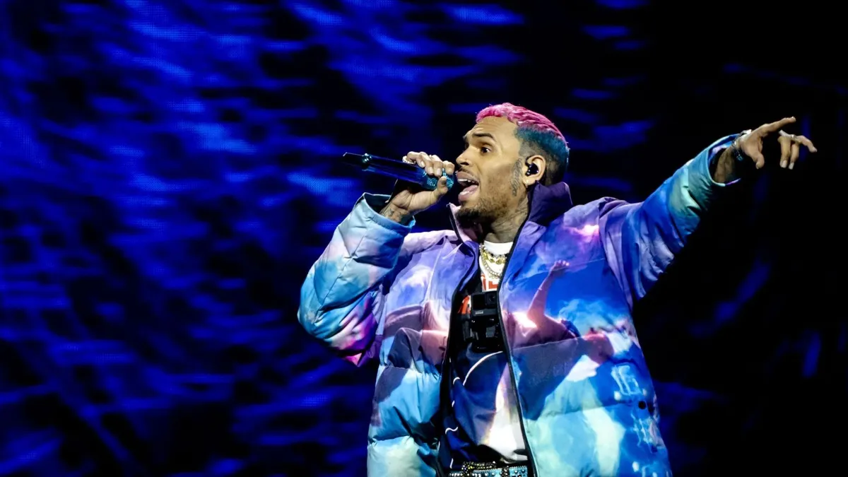 200 milliárd forintra perli a róla szóló film alkotóit Chris Brown