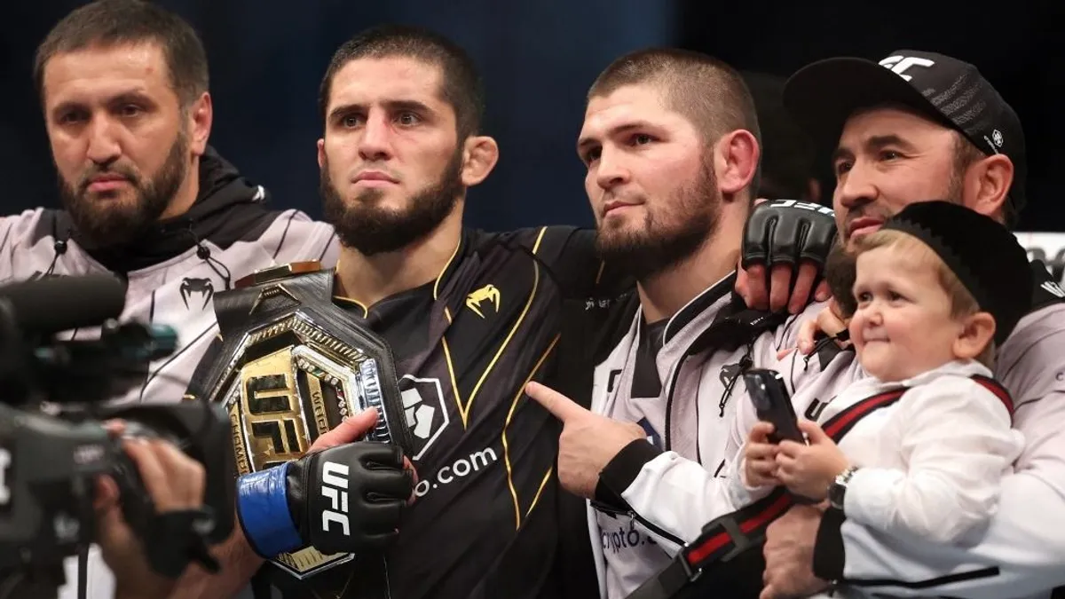 Hihetetlen, de leszállították a repülőről az UFC veretlen bajnokát - videó