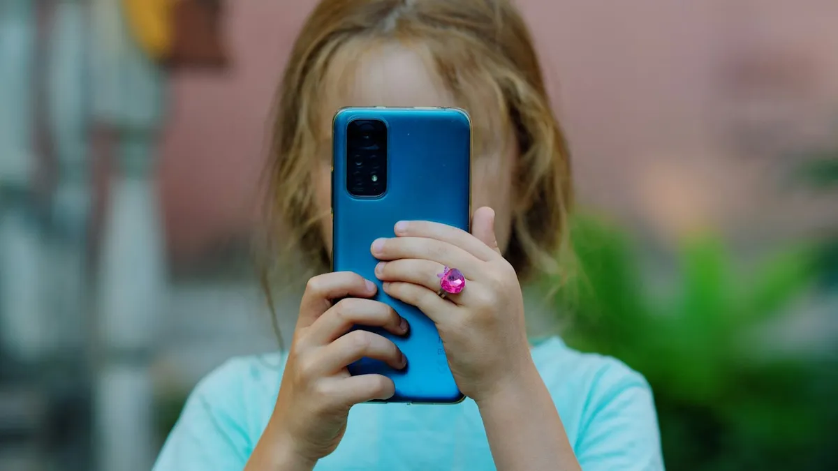 gyerek gyermek mobilozás fotózás fényképezés A mobiltelefonból túl hamar lesz elektronikai hulladék.