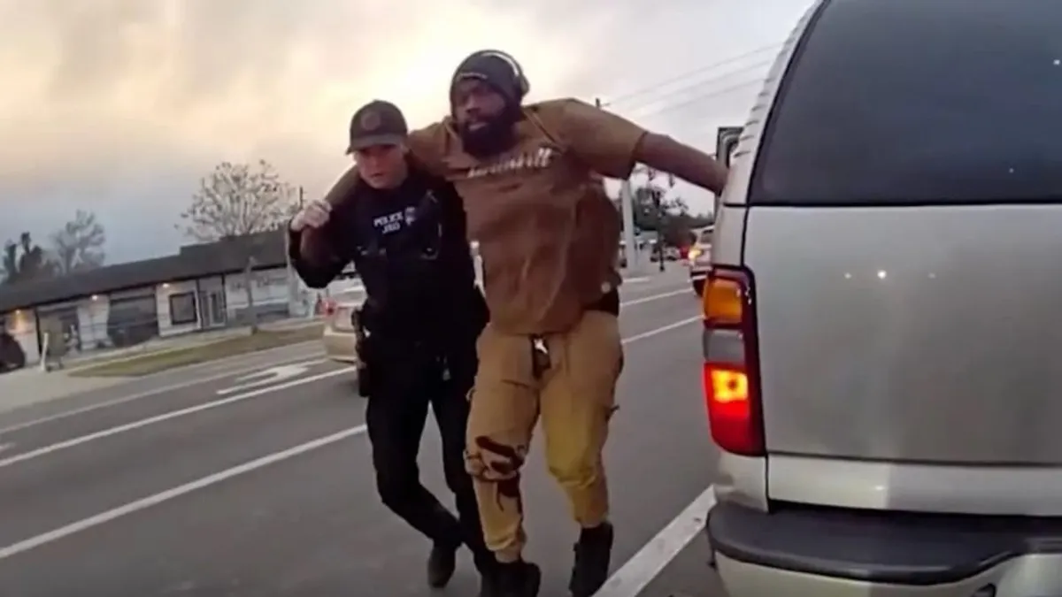 Egy rendőr véletlenül lelőtt egy sofőrt egy közúti ellenőrzés során - videó