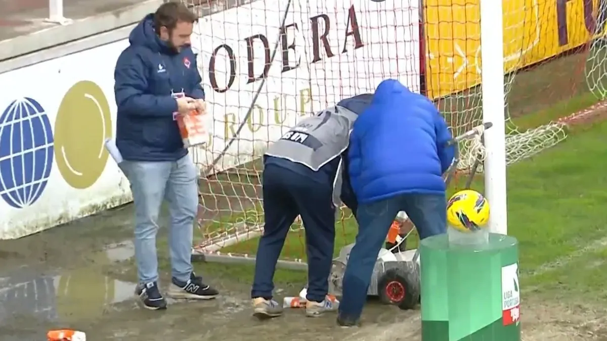 Tejet locsoltak a focipályára, mert eltűnt a gólvonal