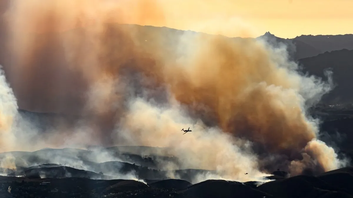 Újabb kitelepítéseket rendeltek el Los Angeles környékén, már tíz ember meghalt