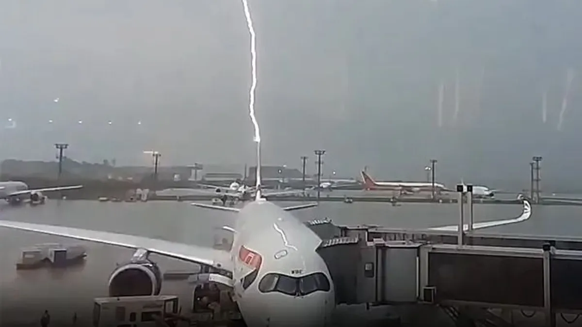 Többször is belecsapott a villám a British Airways utasszállítójába - videó