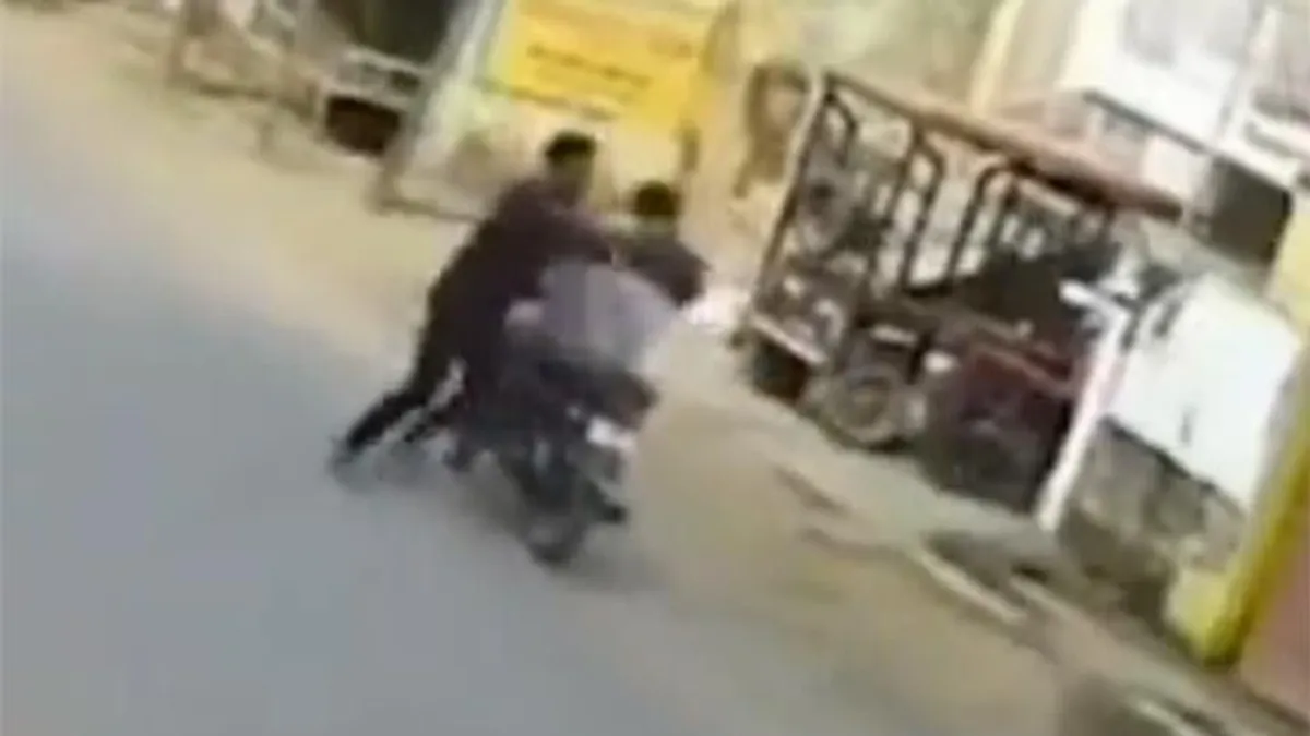Elsodort egy biciklist, aztán le akart lépni; úgy lecsapták a motorjáról, hogy csak úgy nyekkent - videó
