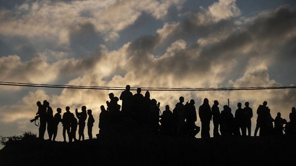 Palestinians begin returning to northern Gaza as part of ceasefire deal