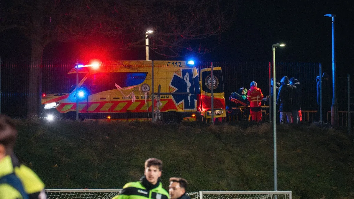 Mentő vitte el edzésről a súlyosan megsérült magyar focistát