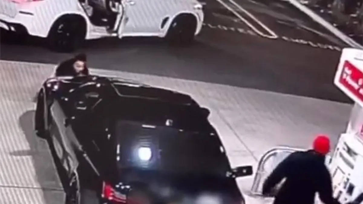 Az aljas tolvajok megálltak a benzinkútnál, lesből támadva, pillanatok alatt loptak el egy autót - videó