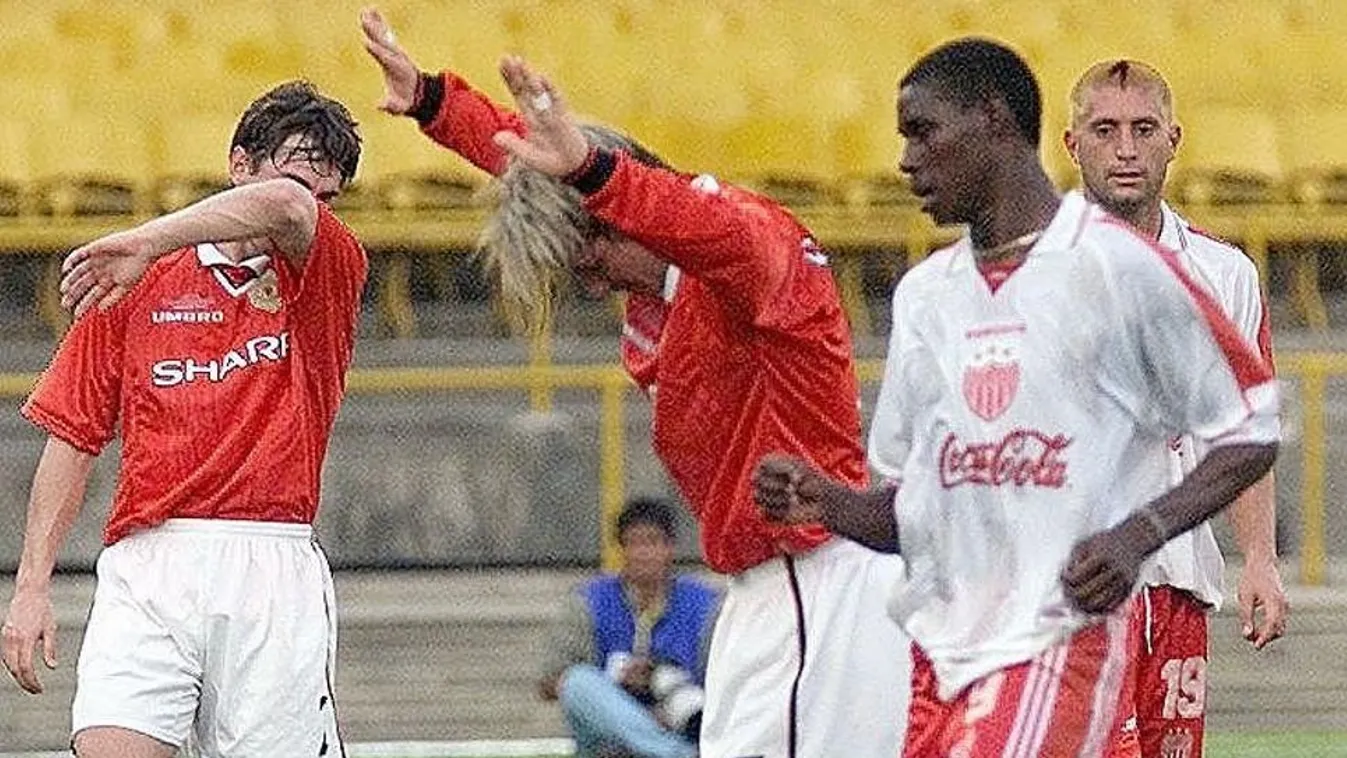 SOC-WORLD CLUB-NECAXA-MANCHESTER 6, David Beckham, 2000