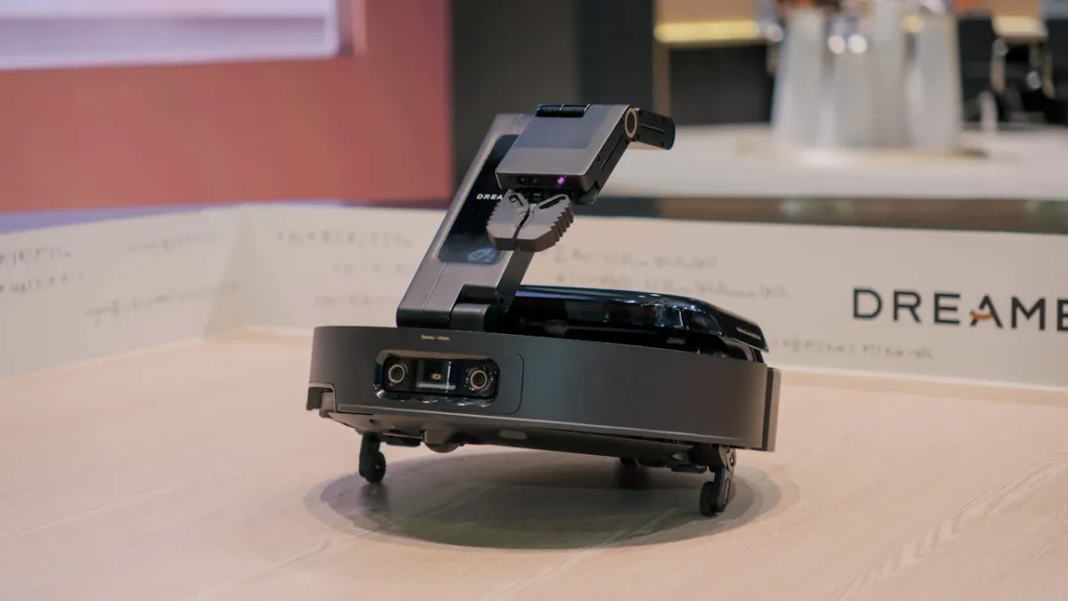 Söpör, pakol, küszöböt mászik az új robotporszívó