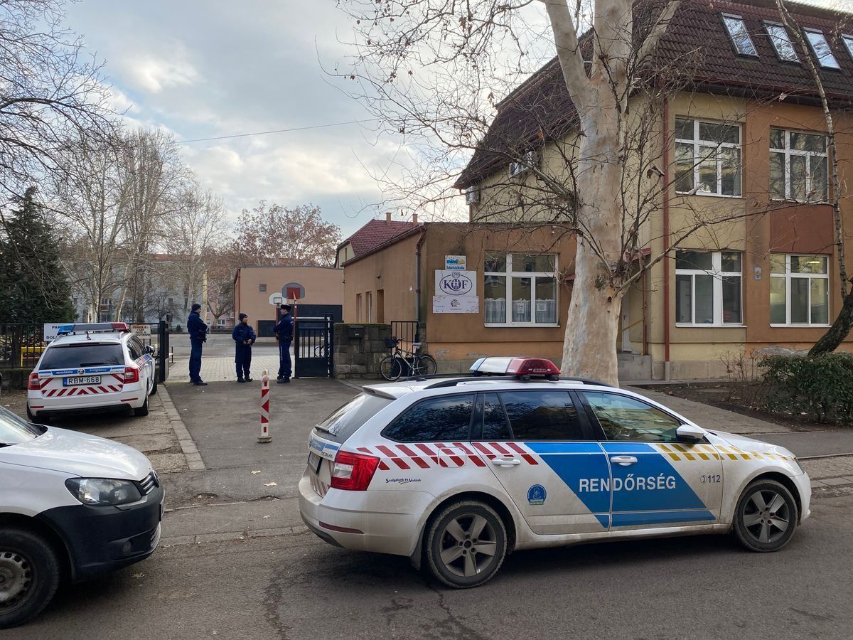 Bombariadó az egri iskolában, rendőrök a helyszínen