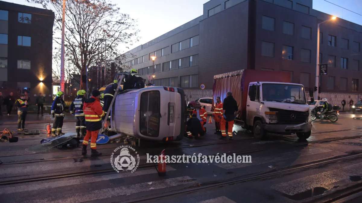 Villamossínre borult egy kocsi Budapesten - videó