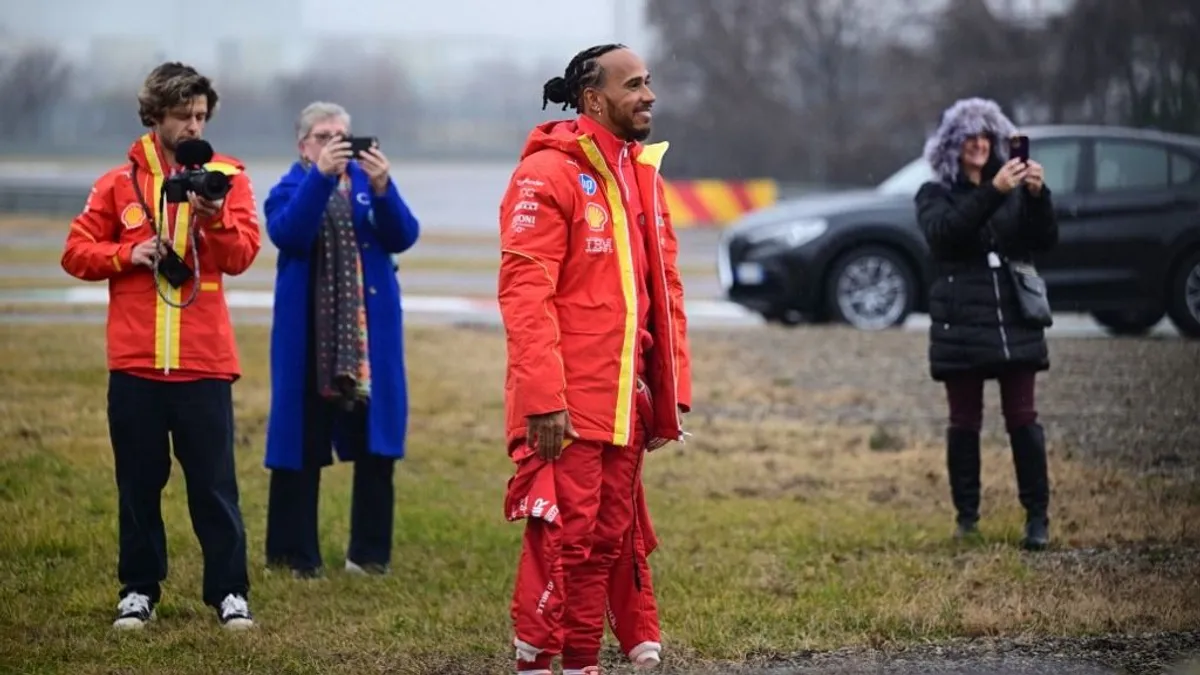 Carlos Sainz lebuktatta Lewis Hamiltont