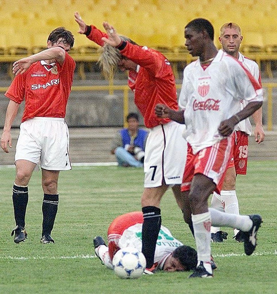 SOC-WORLD CLUB-NECAXA-MANCHESTER 6, David Beckham, 2000