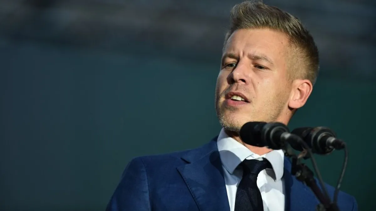 Zaklatás elleni tanfolyamon vehetett részt Magyar Péter