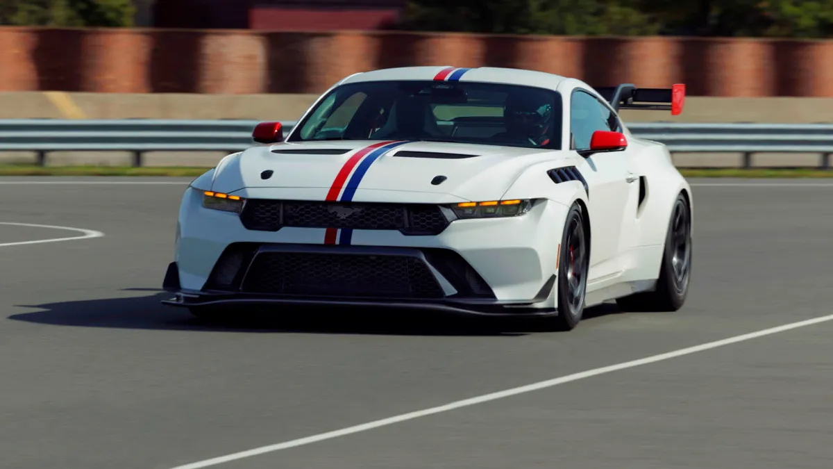 Hazafias színekben tündököl a legújabb Mustang GTD