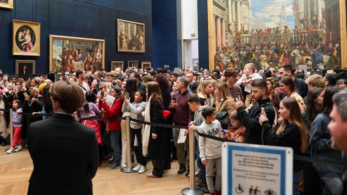 Túlzsúfoltság és több órás várakozás teszi élhetetlenné a Louvre múzeumot