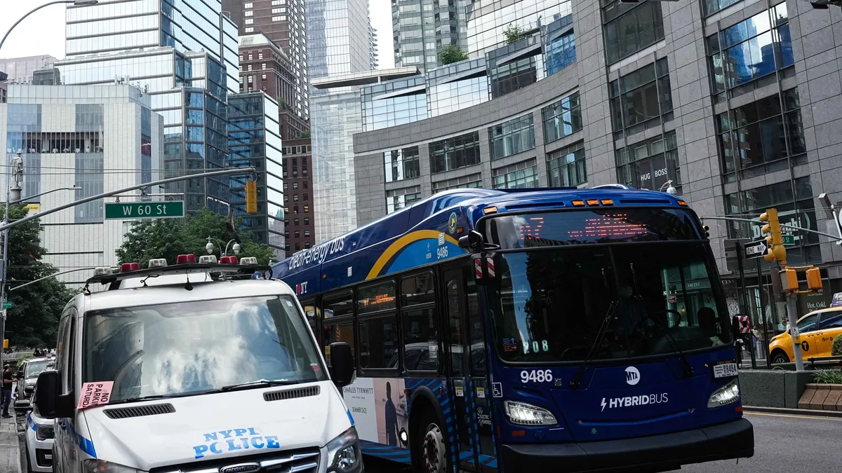 Halálos balesetet okozott a hirdetőtáblának csapódó busz New Yorkban
