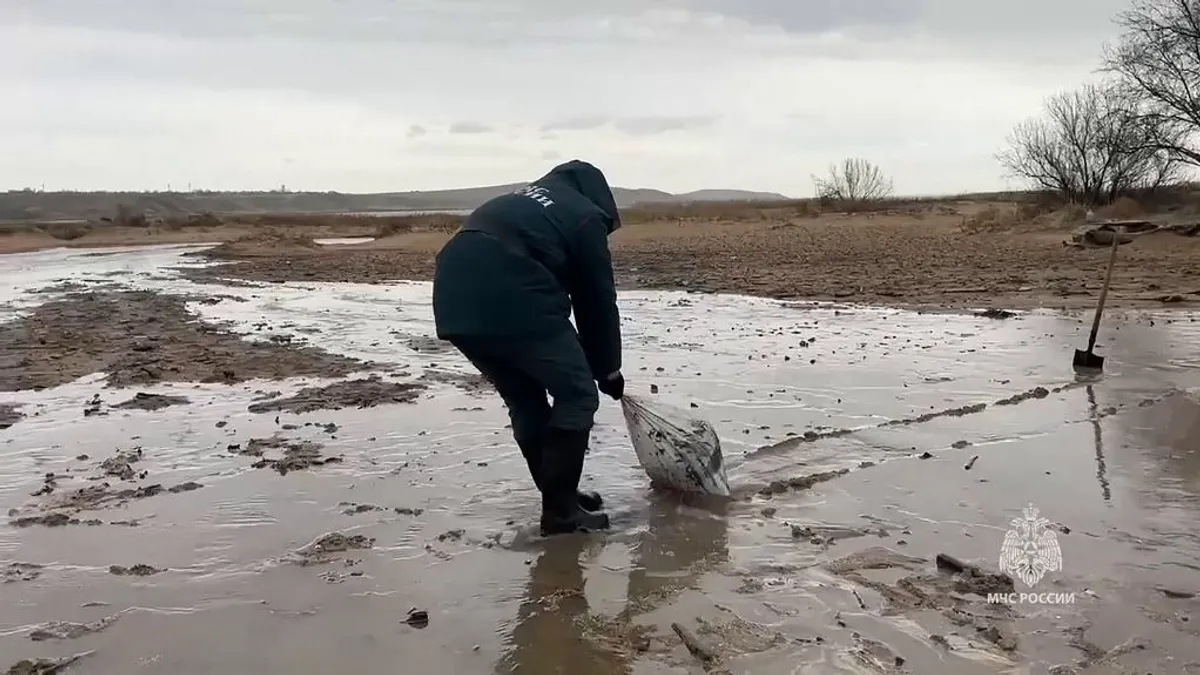 Elérte a partot az olajszennyezés, amely két orosz tankerhajó balesete miatt keletkezett - videó