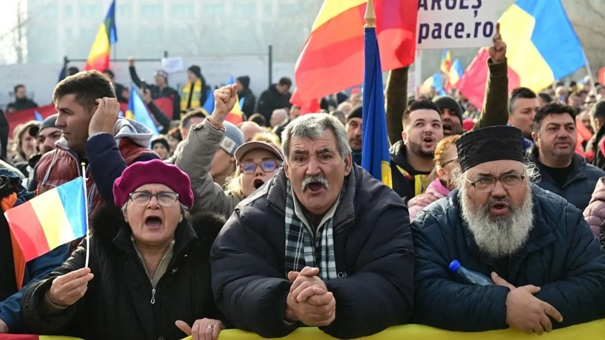 Az érvénytelenített román elnökválasztás folytatásáért tüntettek Calin Georgescu hívei