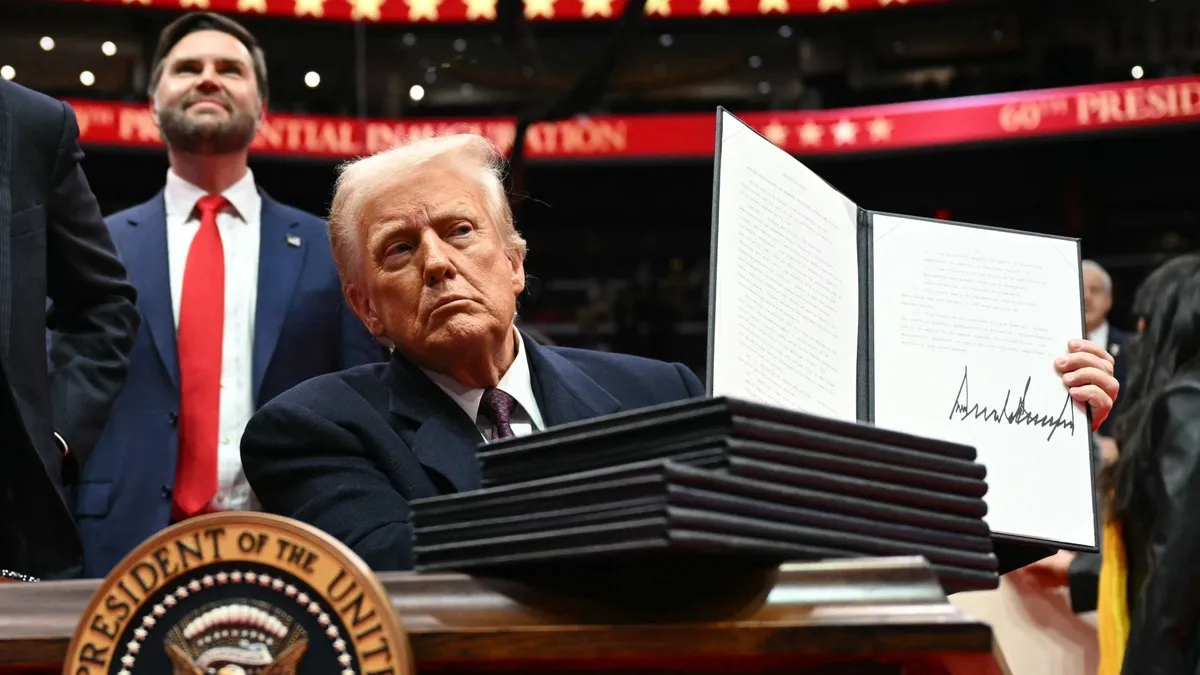 Aláírta első elnöki rendeleteit, majd a Capitol One Arénában köszöntötte támogatóit Donald Trump