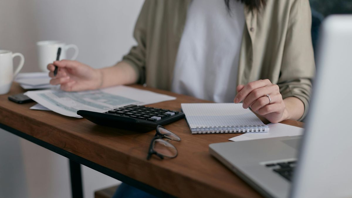 fiatal, számlák, munka, home office, illusztráció (Forrás: Pexels)