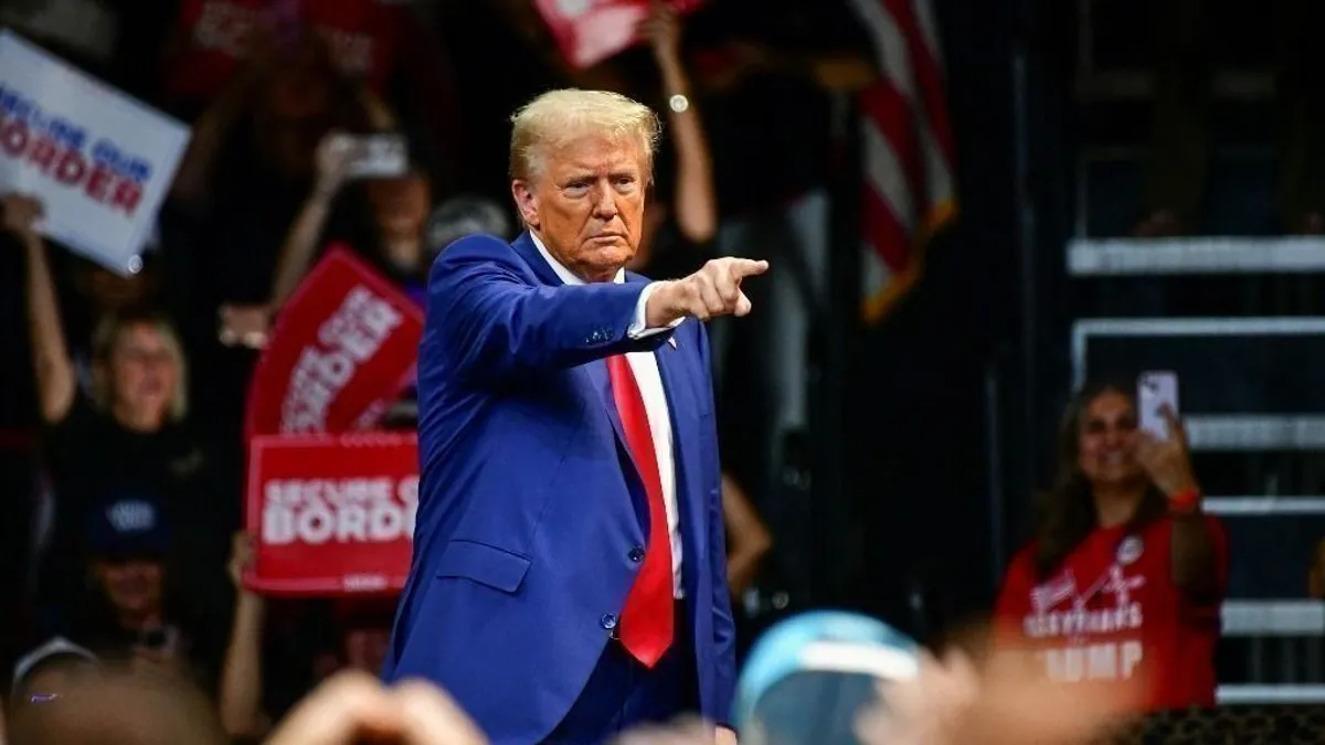 Kiderült, hová vezetett Trump első elnöki útja