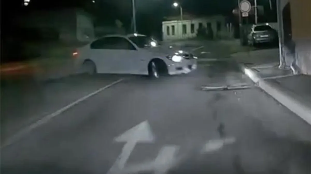 Driftelni próbált a BMW-s egy tapolcai kanyarban, óriási sebességgel tarolta le a kamerást - videó