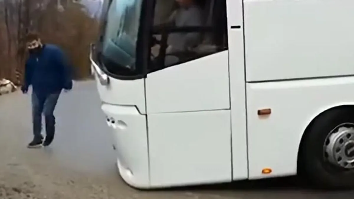 Jól megnézte a buszvezető, hogyan oldja meg a szorult helyzetet, aztán belehajtott a szakadékba - videó