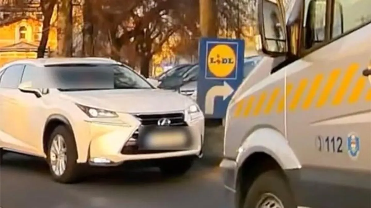 A forgalommal szemben közlekedett egy autós a Váci úton, pont jöttek a rendőrök - videó