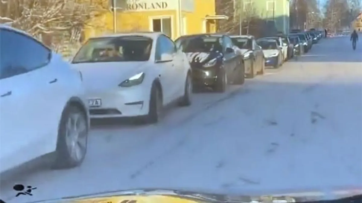 Rengeteg teslás indult el egy töltőhöz, a kamerás is alig hitte el, milyen brutálisan hosszú a sor - videó