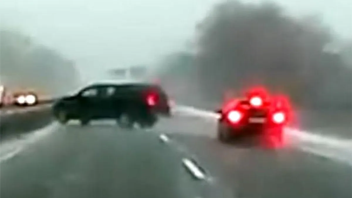 Nem lassított a havazásban az M5-ösön, bele is pörgött a szalagkorlátba - videó